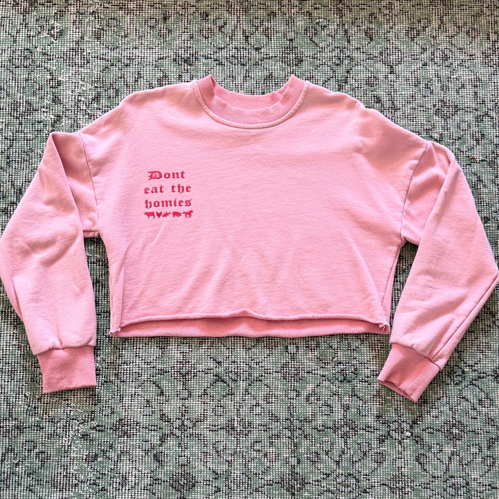 Cropped Pink Crewneck Sweatshirt with 'Dont Eat the Homies' Print